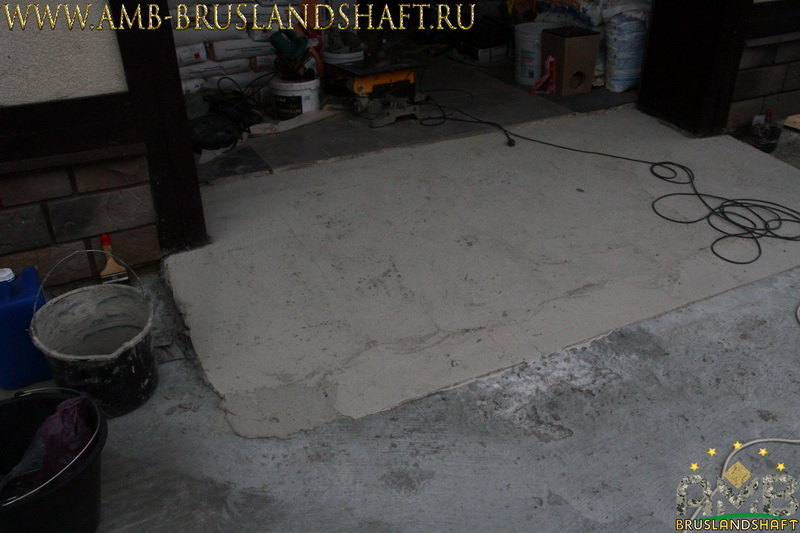 Выравнивание бетонного основания под укладку брусчатки