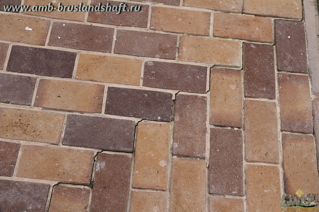 Треснутая брусчатка на термошвах бетона