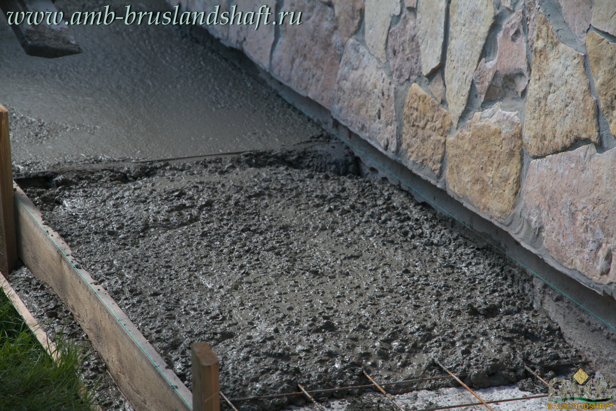 Выравнивание бетонного основания под укладку брусчатки