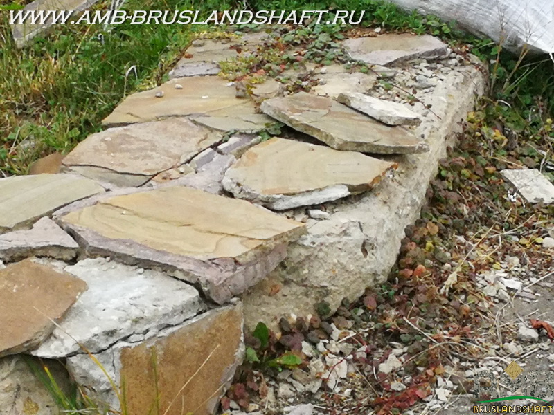 Деформация уложенного камня на бетонное основание
